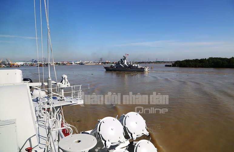 Các tàu xử trí tình huống cơ động trong luồng thủy hẹp.